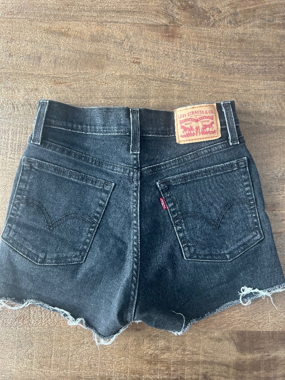 Levis high rise short, light black wash